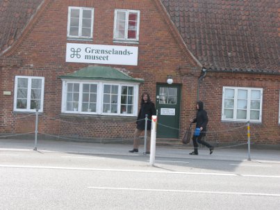 Silke Markefka und Nikolai Vogel: Nach der Grenze / Montag, 11. Mai 2009, Grenzübergang Böglum zwischen Süderlügum und Tønder, Grenze Deutschland/Dänemark Silke Markefka und Nikolai Vogel: Nach der Grenze / Montag, 11. Mai 2009, Grenzübergang Böglum zwischen Süderlügum und Tønder, Grenze Deutschland/Dänemark