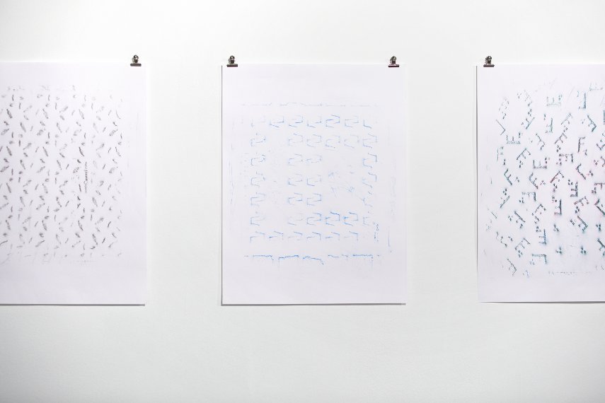 Nikolai Vogel: Satzzeichen, Schachtdeckel, Abriebe, Eindrücke, eine Menge Fragezeichen - Eröffnungsperformance von Nikolai Vogel / Foto: Toby Binder