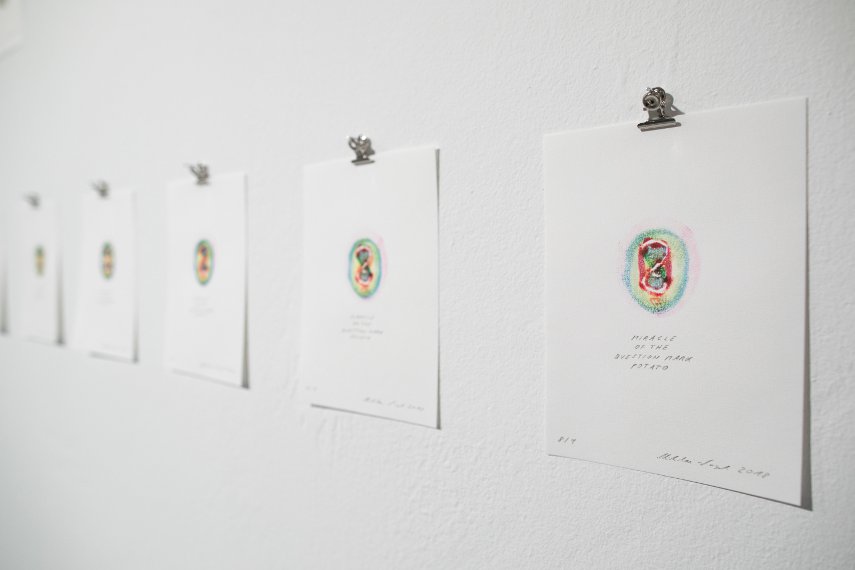 Nikolai Vogel: Satzzeichen, Schachtdeckel, Abriebe, Eindrücke, eine Menge Fragezeichen - Eröffnungsperformance von Nikolai Vogel / Foto: Toby Binder