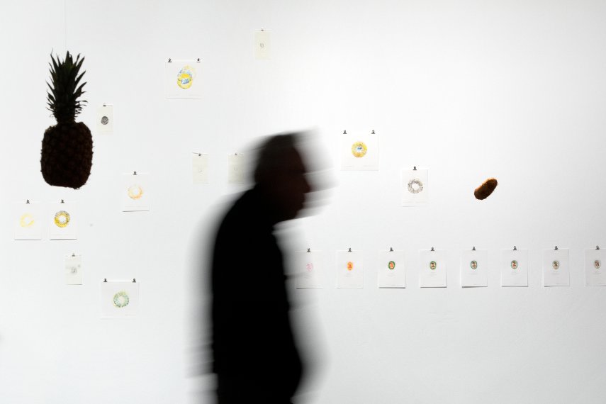 Nikolai Vogel: Satzzeichen, Schachtdeckel, Abriebe, Eindrücke, eine Menge Fragezeichen - Eröffnungsperformance von Nikolai Vogel / Foto: Toby Binder