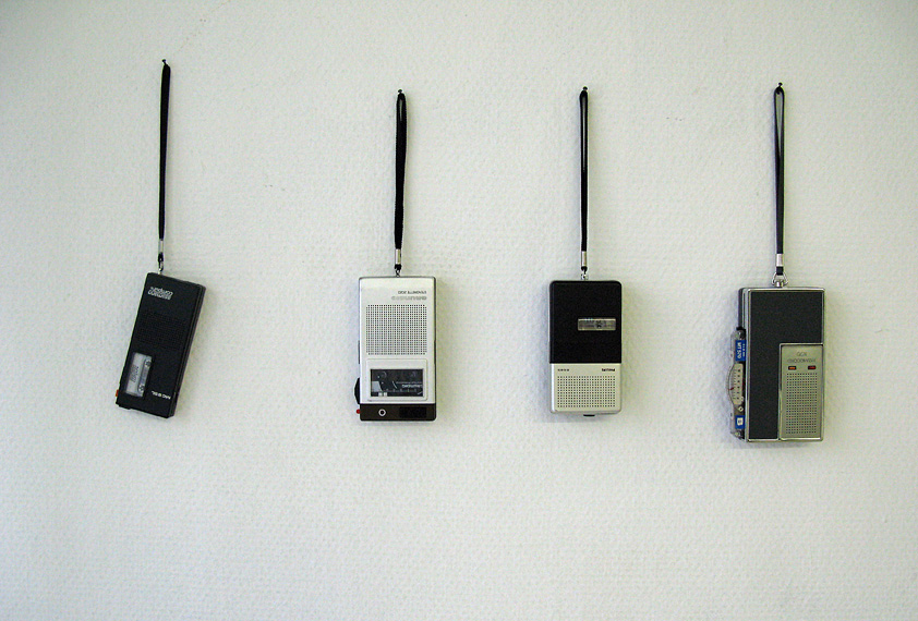 Nikolai Vogel: Gro&szlig;e ungeordnete Aufz&auml;hlung (Detail): Diktierger&auml;te